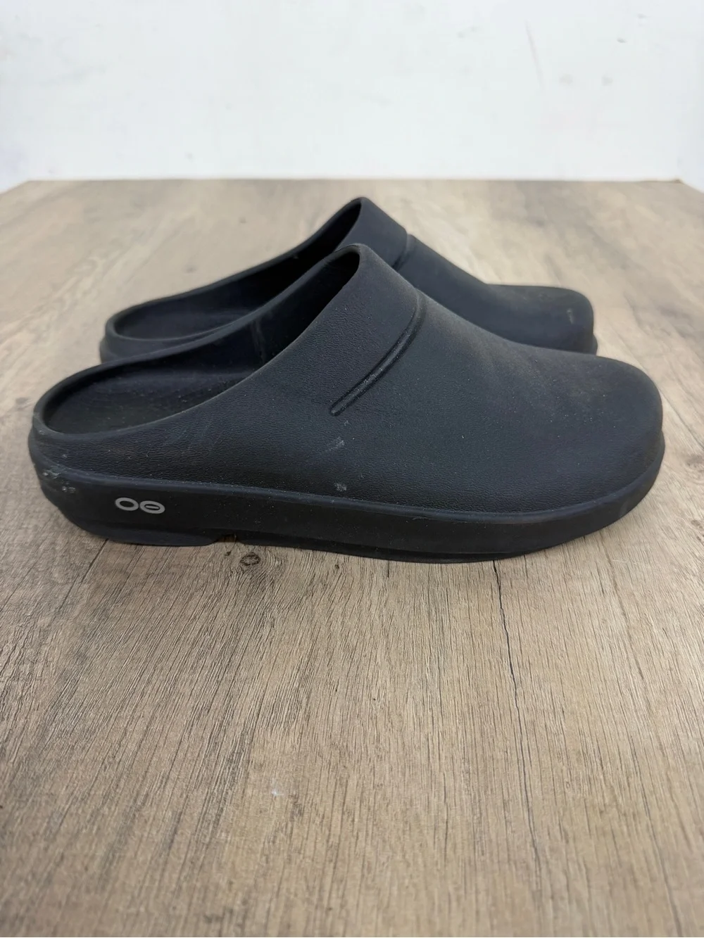 OOFOS Men's Black Slip-On Clogs